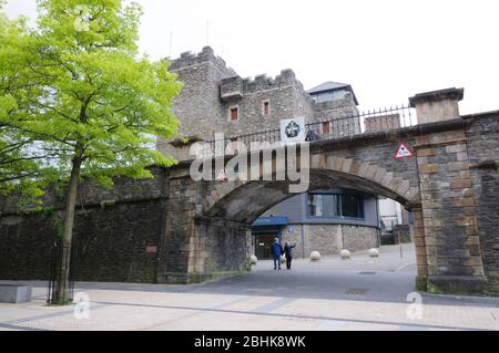 Londonderry, Irlanda del Nord, UK/May17, 2019:Vista lungo una strada della città fino alla porta di un vecchio muro di pietra che protegge la città di Londonderry. Foto Stock