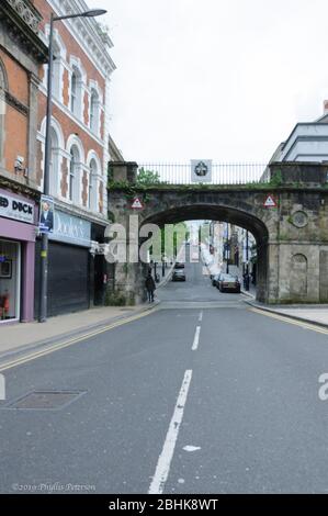 Londonderry, Irlanda del Nord, UK/May17, 2019:Vista lungo una strada della città fino alla porta di un vecchio muro di pietra che protegge la città di Londonderry. Foto Stock