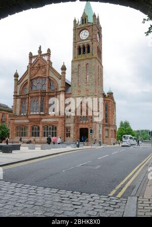 Londonderry, Irlanda del Nord, UK/May17, 2019: Edificio del municipio in pietra con un orologio nel centro di Derry. Foto Stock