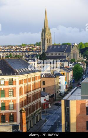 Londonderry, Irlanda del Nord, UK/May17, 2019: Vista del campanile della chiesa, degli edifici e delle strade del centro cittadino nella città di Londonderry, Irlanda del Nord, Regno Unito Foto Stock