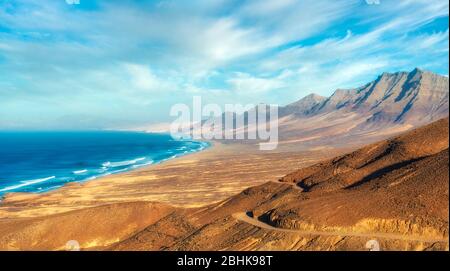 Cofete Beach sulla punta meridionale di Fuerteventura durante il tramonto, post elaborato in HDR Foto Stock
