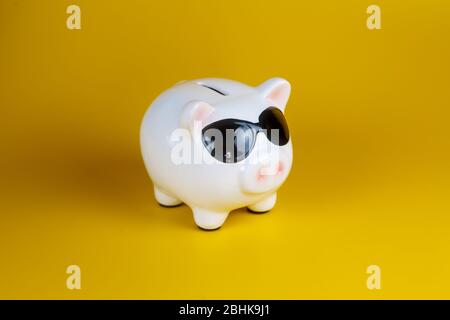 Rosa Piggy banca isolato su giallo colorato trendy moderno sfondo moda. Risparmio di investimento bilancio ricchezza imprese pensione, finanziaria, denaro, concetto bancario. Spazio di copia Foto Stock