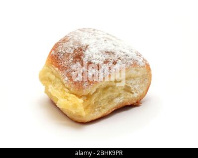 Panino di formaggio farcito fatto in casa su sfondo bianco. Foto Stock