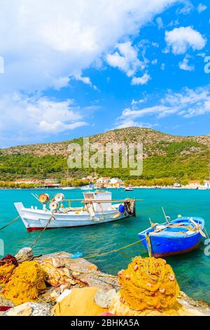 Colorate barche da pesca greche con reti a riva nella baia di Posidonio, isola di Samos, Grecia Foto Stock