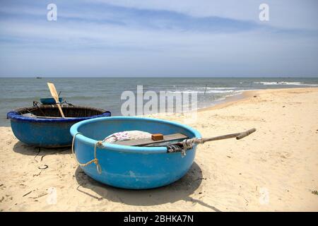 Il vietnamita di barche da pesca in Mui Ne beach. Foto Stock