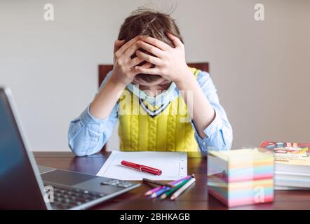 Alunno in disperazione perché le scuole sono ancora chiuse a causa di Coronavirus Foto Stock