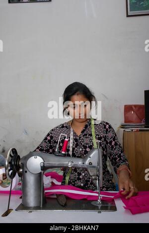 donna che lavora su macchina da cucire come sarto Foto Stock