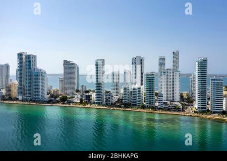 Vista aerea degli hotel e degli alti edifici di appartamenti vicino alla costa caraibica. Skyline della città moderna. Foto Stock