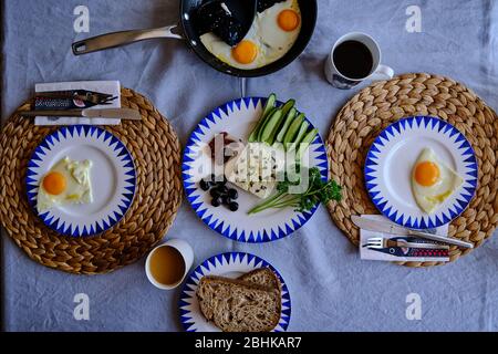 Sunny Side Up uova in una padella Foto Stock