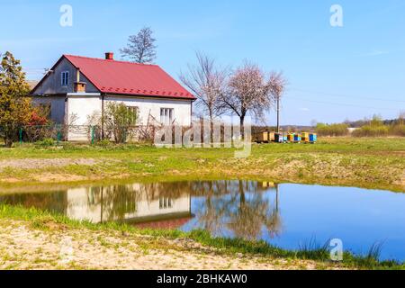 Casa tipica con alveari e laghetto in zona rurale vicino Puszcza Niepolomicka vicino a Cracovia città, Polonia Foto Stock