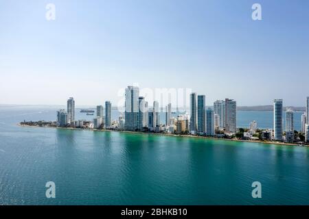Vista aerea degli hotel e degli alti edifici di appartamenti vicino alla costa caraibica. Skyline della città moderna. Foto Stock