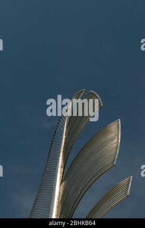 Piuma d'acciaio inossidabile contro il cielo blu come dettaglio dal Kindred Spirits Choctaw Monument arte installazione di Alex Pentek in Bailick Park, Midleton Foto Stock