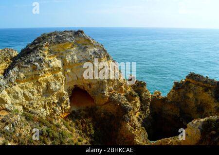 Ponta Da Piedade spettacolare formazione rocciosa sulla costa di Algarve in Portogallo Foto Stock