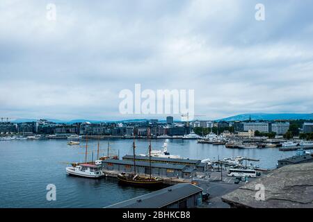 Oslo, Norvegia, 27 luglio 2013: Porto, la zona portuale di Oslo con barche a vela d'epoca in una giornata nuvolosa. Editoriale. Foto Stock