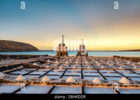 Salinas de Janubio a Lanzarote meridionale, Isole Canarie, post processato in HDR Foto Stock