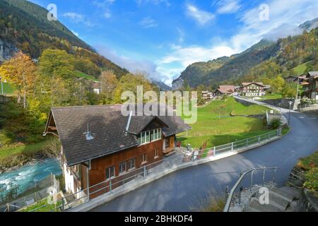 Splendida vista sul villaggio di Lauterbrunnen in Svizzera Foto Stock