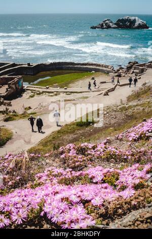 Vista panoramica dal Sutro Baths Upper Trail sull'Oceano Pacifico. Luoghi turistici a San Francisco, destinazioni di viaggio nella Bay Area, California punti di riferimento Foto Stock