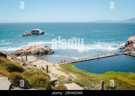 Vista panoramica dal Sutro Baths Upper Trail sull'Oceano Pacifico. Luoghi turistici a San Francisco, destinazioni di viaggio nella Bay Area, California punti di riferimento Foto Stock