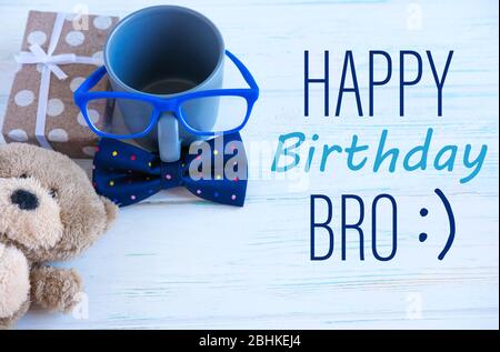 Buon compleanno, fratello. Il disegno del biglietto di auguri di compleanno del fratello e dell'amico. Foto Stock