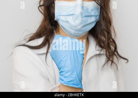 Stop SARSCoV, virus 2020, virus cinese COVID-19. Le donne mano in blu guanti medici mostra pugno. Concetto di protezione contro l'HIV. Medico in blu Foto Stock