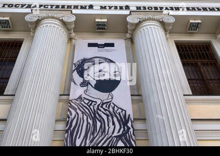 Mosca, Russia. 26 aprile 2020. Un banner sulla facciata del Museo di Belle Arti chiamato A. Pushkin nel centro di Mosca durante un romanzo coronavirus COVID-19 epidemia in Russia. Tutti i musei di Mosca sono stati chiusi a causa della diffusione dell'infezione da coronavirus. Foto Stock