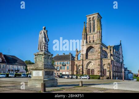 Statua di Phalsbourg nato Georges Mouton, comte de Lobau, a Place d'Armes a Phalsbourg, sullo sfondo della Chiesa neo-gotica di nostra Lad Foto Stock