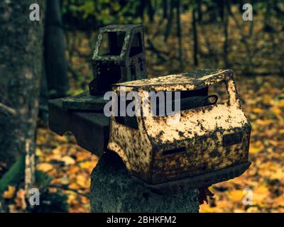 Camion giocattolo arrugginito rotto sul posto recinto all'asilo abbandonato nella zona di esclusione di Chernobyl Foto Stock