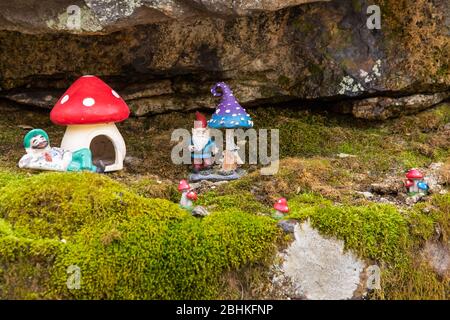 Giocattolo nano magica fungo casa nascosto nella foresta rocce Foto Stock