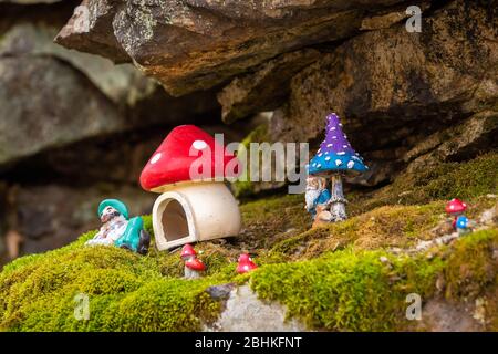 Giocattolo nano magica fungo casa nascosto nella foresta rocce Foto Stock