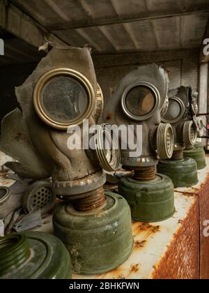 Sono rimaste le maschere a gas utilizzate durante la liquidazione degli effetti del disastro di Cernobyl. Cernobyl, Ucraina Foto Stock