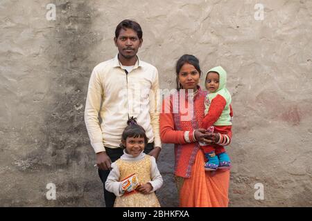 Ritratto di famiglia felice in India rurale Foto Stock