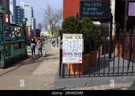 Un cartello su una porta della chiesa a Park Slope, Brooklyn ringraziando gli operai essenziali al tempo del coronavirus COVID-19, New York, NY, 25 aprile 2020 Foto Stock