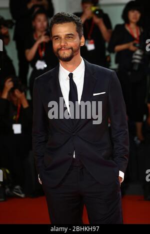 VENEZIA, ITALIA - SETTEMBRE 01: Wagner Moura cammina sul tappeto rosso della proiezione "Wasp Network" durante il 76esimo Festival del Cinema di Venezia Foto Stock