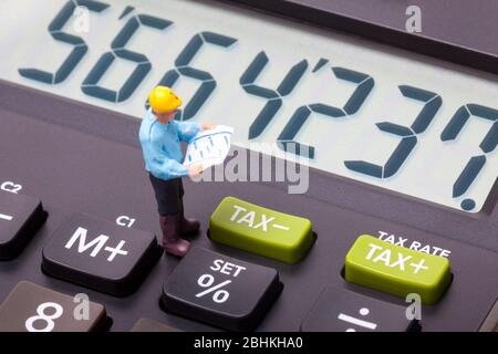 Immagine concettuale di un lavoratore a figura miniaturizzata accanto ai pulsanti contrassegnati con imposta Foto Stock