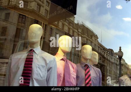 Colpo esterno di una Austin Reed window display. Foto Stock