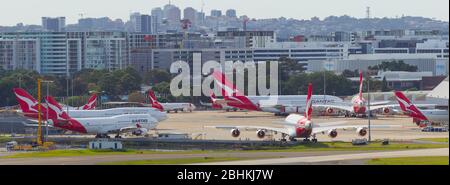 Aeroporto di Sydney, Australia, 26 aprile 2020. Il Qantas jetbase all'aeroporto di Sydney (Kingsford Smith) in Australia, in cerca di desolato e deserto durante la pandemia di Coronavirus COVID-19, con molti dei getti ammiraglia della compagnia aerea che si trovano vuoti e inutilizzati sul tarmac. Qantas è il vettore nazionale australiano ed è anche un'icona australiana e un marchio famoso in tutto il mondo. Insieme a molte compagnie aeree del mondo, Qantas sta potenzialmente affrontando una grave calamità finanziaria, se non addirittura un crollo, durante l'epidemia di Coronavirus. Credit: Robert Wallace/Alamy Live News Foto Stock