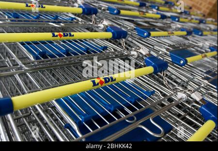 Immagine illustrativa del supermercato LIDL trollies Foto Stock