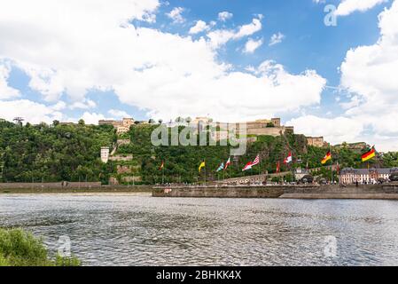 Coblenza, Germania maggio 2019. Vista panoramica sulla Fortezza di Ehrenbreitstein sul lato del fiume Reno a Coblenza. Foto Stock