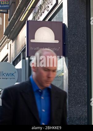 La gente passa di fronte a Bradford & Bingley branch, High Holborn, Londra. Foto Stock