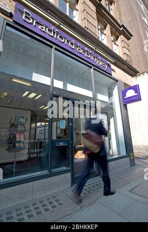 La gente passa di fronte a Bradford & Bingley branch, High Holborn, Londra. Ora parte del gruppo Santander Foto Stock