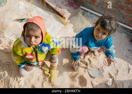 Poveri bambini rurali che giocano, bambini indiani non privilegiati Foto Stock