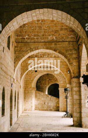 Fort Lovrienac all'interno. Antico corridoio ad arco in pietra nella fortezza di Lovrienac a Dubrovnik Foto Stock