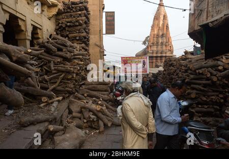 Quantità di legno è usato per vendere per la cerimonia di cremazione vicino Burning Ghat a Varanasi, India vicino Ganges Foto Stock