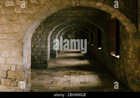 Fort Lovrienac all'interno. Antico corridoio ad arco in pietra nella fortezza di Lovrienac a Dubrovnik Foto Stock