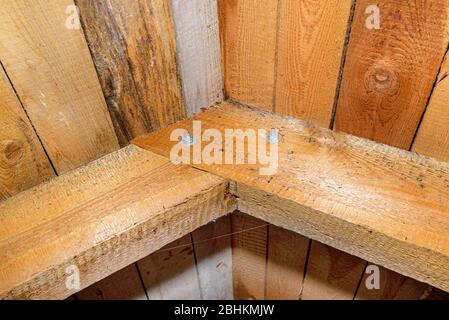 Tetto in capriate tipo rafter, vista ravvicinata dall'interno, tetto in legno. Foto Stock