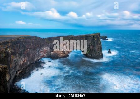 Dyrholaey Vista verso Arch nel sud dell'Islanda, post elaborato in HDR Foto Stock