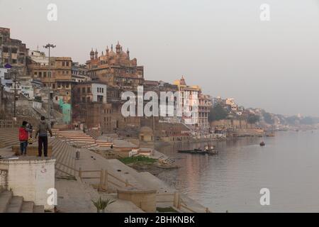 Una vista di vecchie case strutturate ed edifici chiamati Ghats sulla riva del fiume Ganges Foto Stock