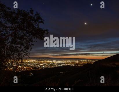 USA. 25 Aprile 2020. Un tramonto con Venere, in alto a destra, e la luna dalla cima del Monte Hamilton, nella Diablo Range appena ad est di San Jose, California, Stati Uniti ha dato una vista mozzafiato Sabato 25 aprile 2020 come visto vicino Lick Observatory. Credit: Marty Bicek/ZUMA Wire/Alamy Live News Foto Stock