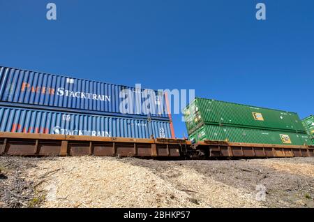 Ginevra, Illinois, Stati Uniti. Un treno merci stack o container durante il viaggio verso ovest da Chicago. Foto Stock