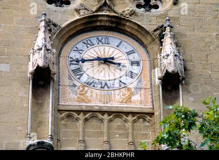 Provenza Francia Aix en Provence Orologio antico con numeri romani sulla Torre dell'Orologio in Place de l'Hotel de Ville Foto Stock